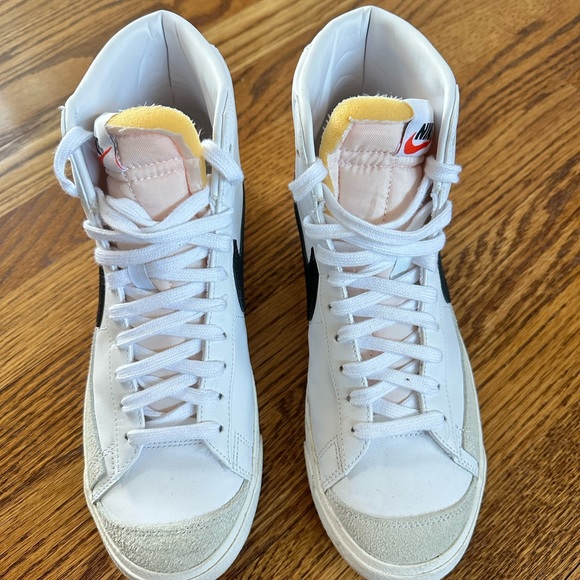 Nike Women's Blazer Mid 77 Shoes - Picture 2 of 6